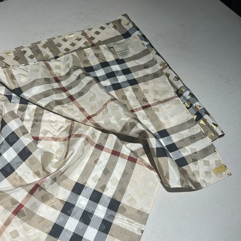 Burberry elegant reversible classic checkered with gold accents
